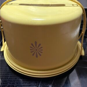 Tupperware vintage cake carrier